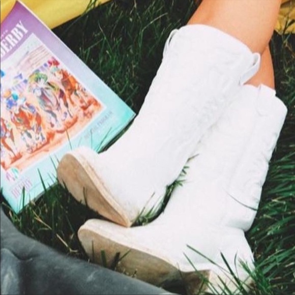 Shoes - NEW White Cowboy Boots, Size 7.5 🤠
